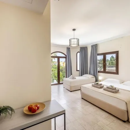Villa Sunnyvillas: 4br Seafront Villa*private Pool*bw44 *